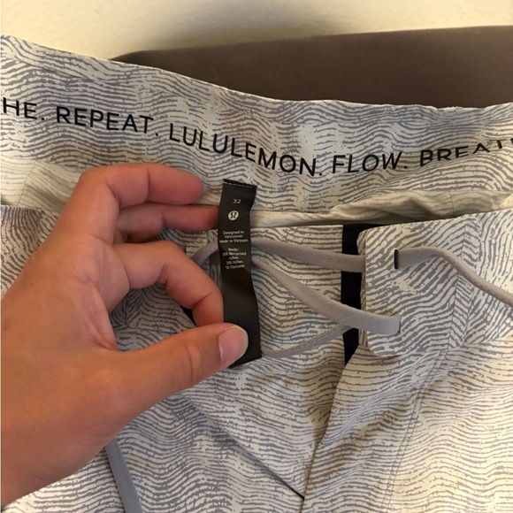 Lululemon Current State 9" Inseam Gray and White Swim Shorts - Picture 1 of 2